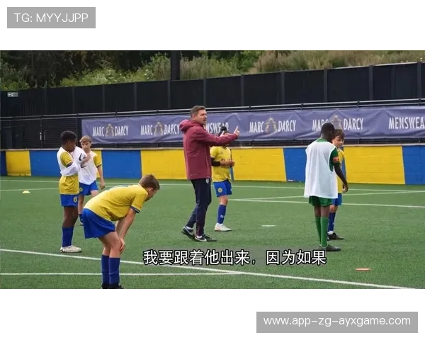 C罗在青训课堂上亲授摆脱防守技巧,孩子们激动 C罗在青训课堂上亲授摆脱防守技巧,孩子们激动