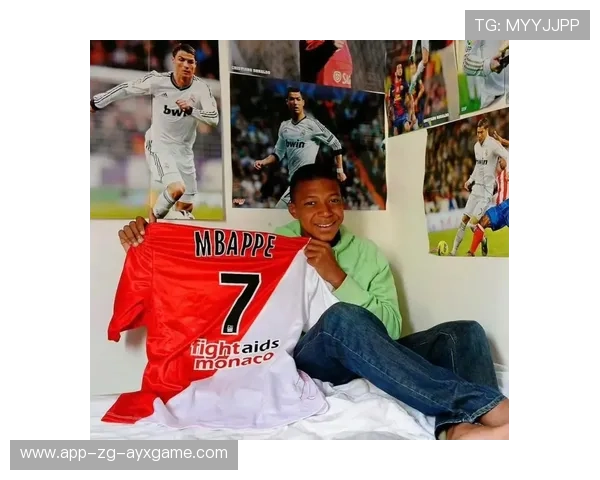 姆巴佩深夜在街头为粉丝签名被保镖拉走的细节曝光