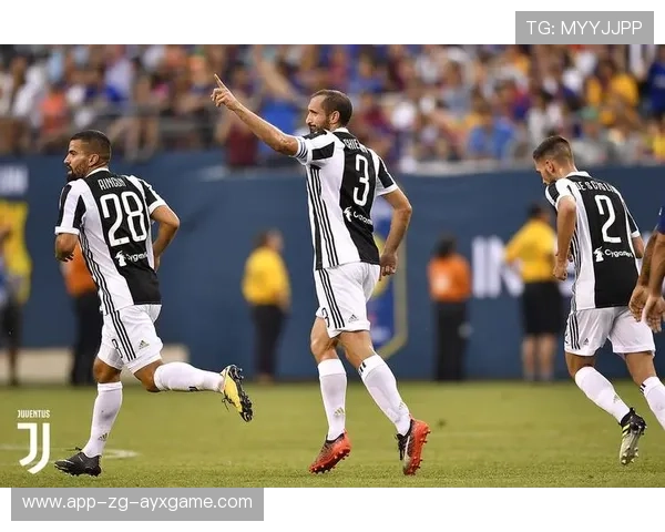 尤文角球的短传配合制造门前致命冲击