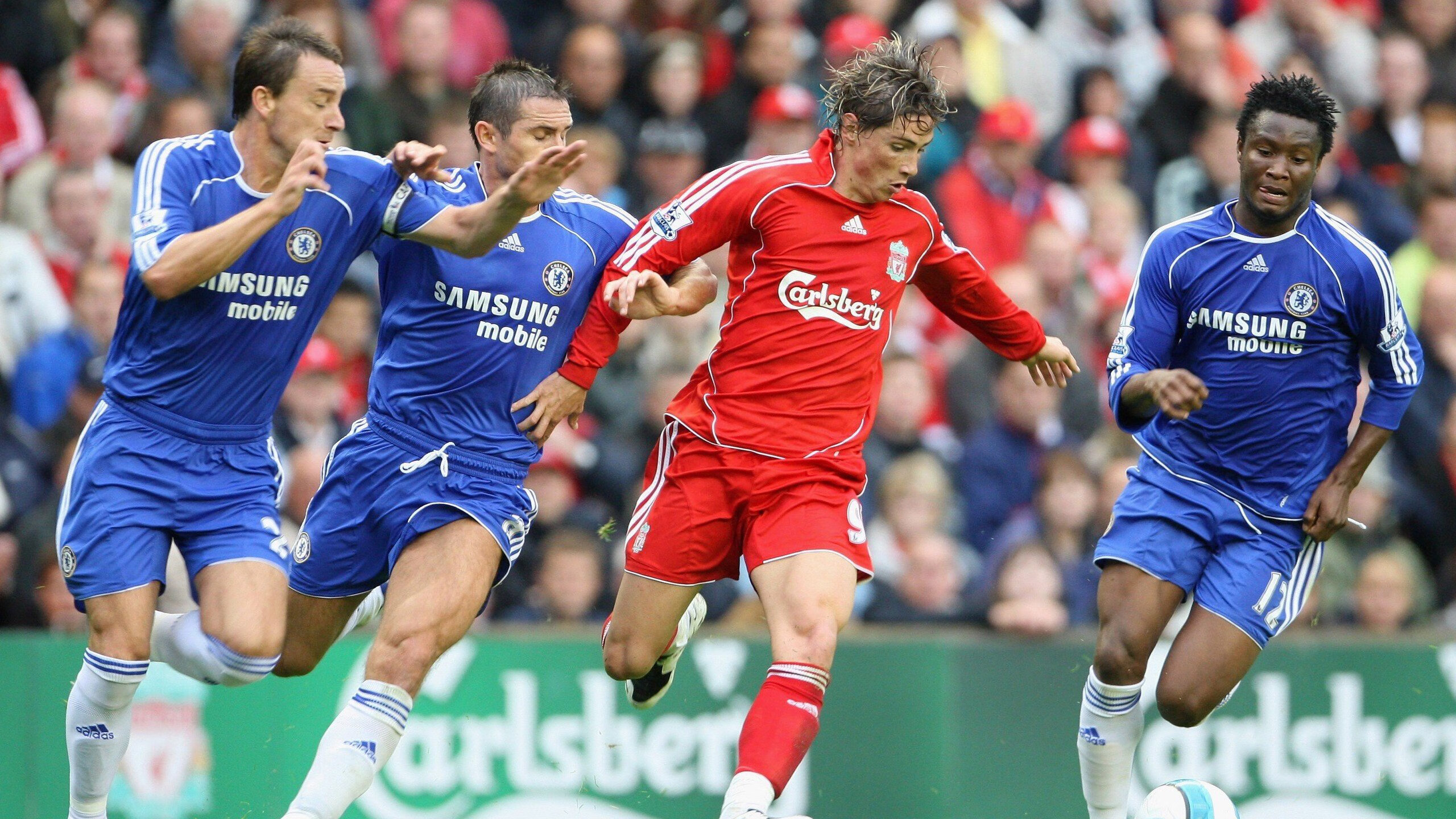 世界杯：许多家庭首次选择在客厅铺地毯、挂旗帜营造球赛氛围